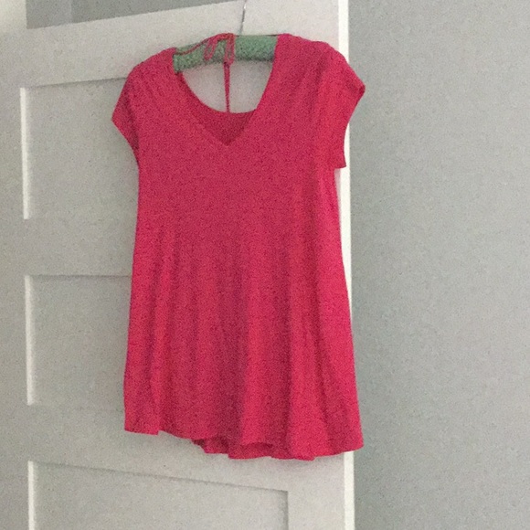 Cute pink top with bow detail in back - Picture 1 of 3